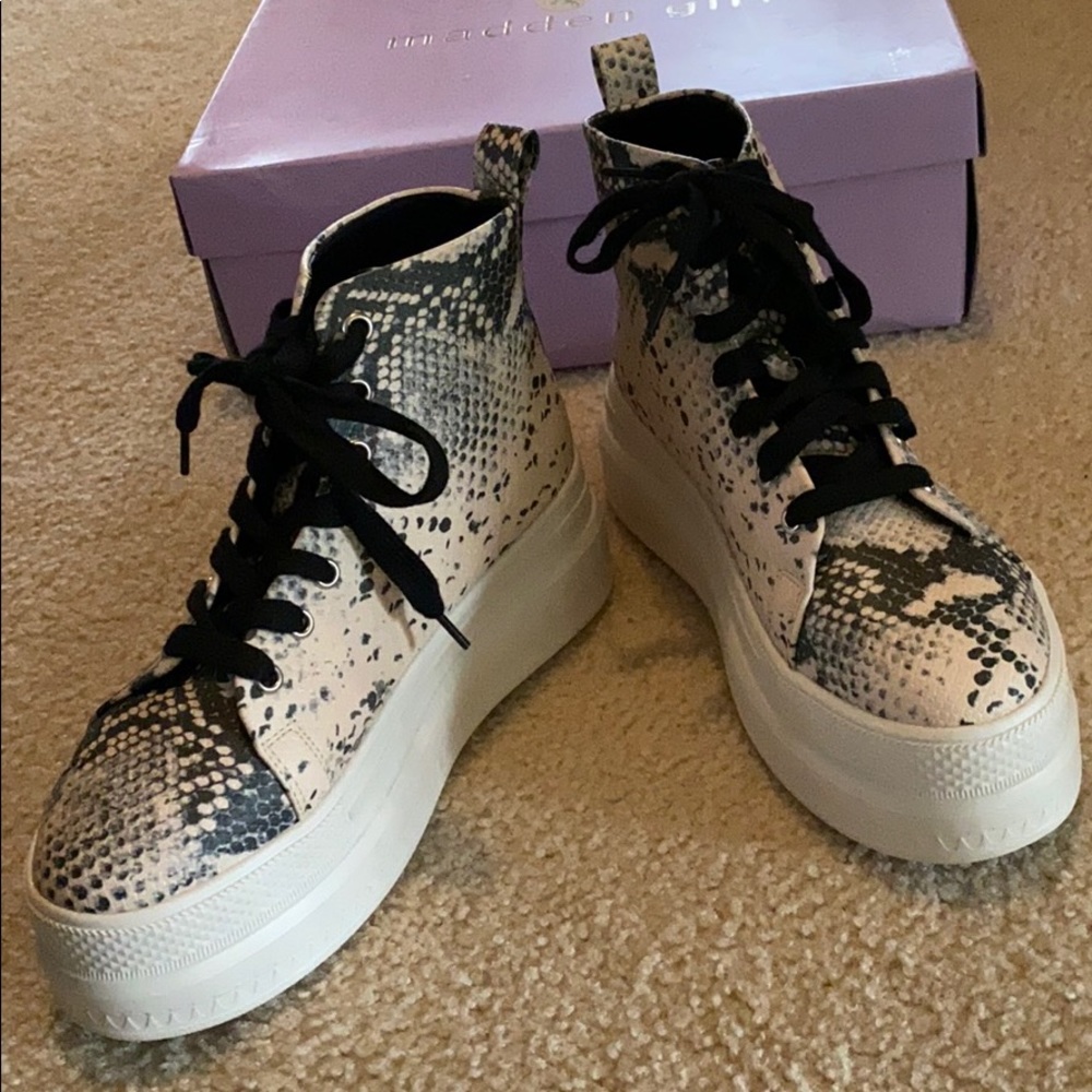 ⭐️Brand new snake skin platform shoes!!